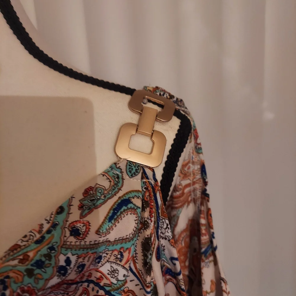 NWOT Cold Shoulder style top - Picture 3 of 6